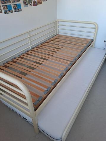 1-persoons bed + onderbed (beide 90 x 200 cm) beschikbaar voor biedingen