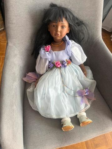 Poupée Evelyn's dolls 60cm en porcelaine, Enlèvement ou Envoi, Utilisé, Poupée