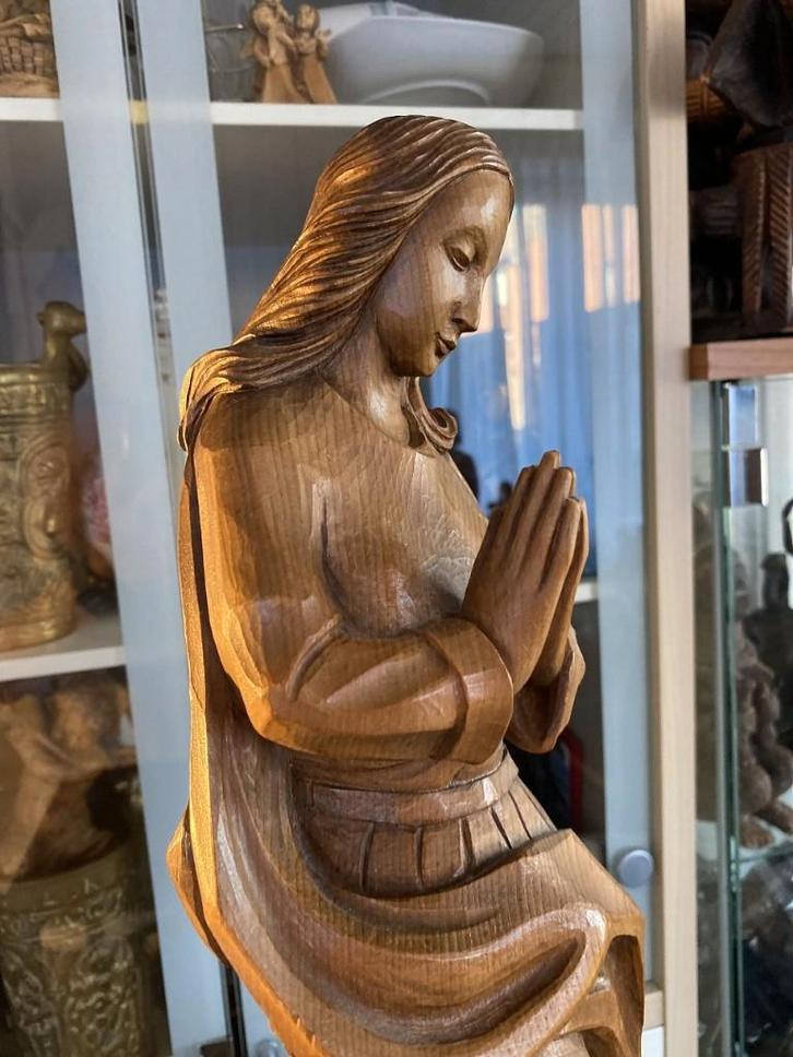gebeeldhouwde biddende Madonna 49 cm, Antiek en Kunst, Antiek | Religieuze voorwerpen, Ophalen of Verzenden