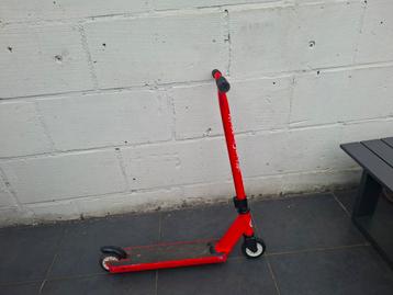 Rode stuntstep – nog in topvorm! beschikbaar voor biedingen