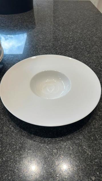 Borden met diepe kuil beschikbaar voor biedingen