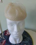 écru fascinator handgemaakt met veertjes en voilette, Ophalen of Verzenden, Zo goed als nieuw, One size fits all, Hoed