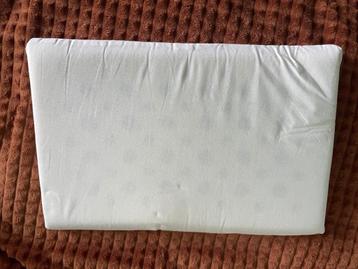 Baby matras + 3 overtrekken + hoofdkussen  beschikbaar voor biedingen