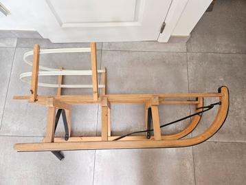 Houten slee met afneembare rugleuning beschikbaar voor biedingen
