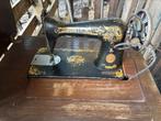 Antieke singer naaimachine in kast, Ophalen
