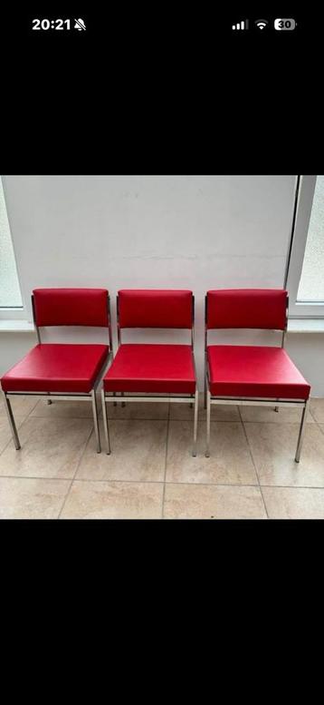 3 MODERNE RODE STOELEN beschikbaar voor biedingen