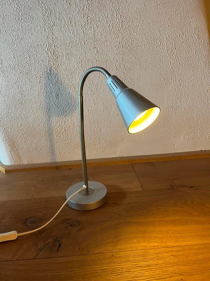 Ikea kvart bureaulamp grijs, Huis en Inrichting, Lampen | Tafellampen, Gebruikt, 50 tot 75 cm, Metaal, Ophalen
