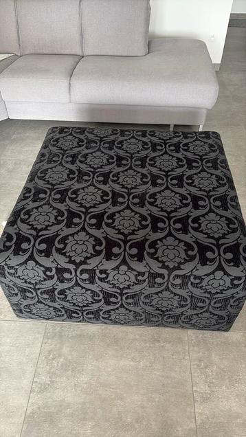Zwarte stoffenprint salontafel beschikbaar voor biedingen