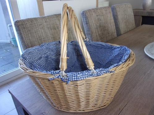 rieten mand en ginghamstof, Huis en Inrichting, Woonaccessoires | Schalen en Manden, Gebruikt, Mand, Ovaal, Riet, Ophalen of Verzenden