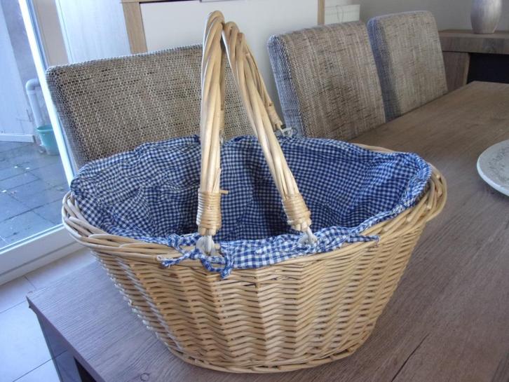 rieten mand en ginghamstof, Huis en Inrichting, Woonaccessoires | Schalen en Manden, Gebruikt, Mand, Ovaal, Riet, Ophalen of Verzenden