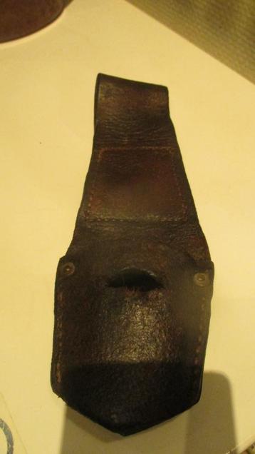 Duits leren kruisje beschikbaar voor biedingen