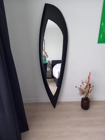 Unieke ovale spiegel beschikbaar voor biedingen