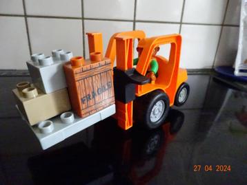 Duplo oranje heftruck / bouwplaats met werkman
