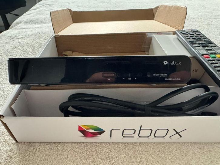 Satellietontvanger Rebox op 220 volt en 12 volt, Caravans en Kamperen, Caravanaccessoires, Zo goed als nieuw, Ophalen of Verzenden