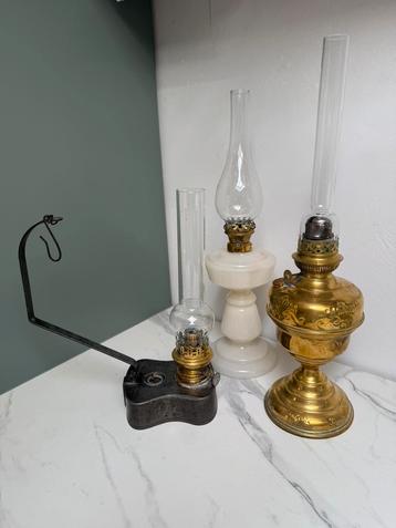 3 oude antieke koperen olielampen met glas beschikbaar voor biedingen