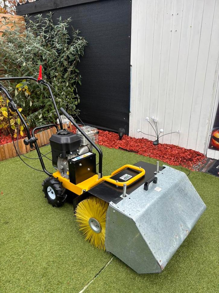 Benzine veegmachine briggs&stratton, Tuin en Terras, Veegmachines, Zo goed als nieuw, Ophalen