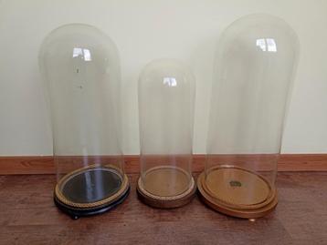 Lot de trois cloches en verre antique. 