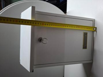 Brievenbus wit, 35 op 28 cm beschikbaar voor biedingen