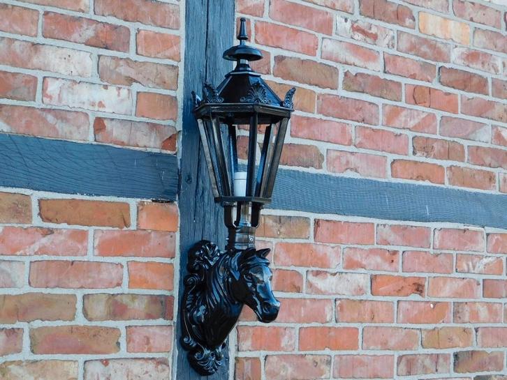 Nostalgische buitenlamp / wandlamp, paardenhoofd, zwart, Antiek en Kunst, Antiek | Verlichting, Ophalen of Verzenden