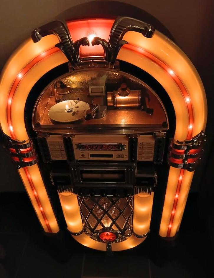 Grote(102h) juke box replica met cd en radio, in nieuw staat, Verzamelen, Automaten | Jukeboxen, Ophalen