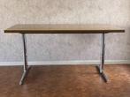 Vintage tafel met metalen onderstel, Huis en Inrichting, Tafels | Eettafels, Ophalen, Gebruikt, 50 tot 100 cm, 150 tot 200 cm