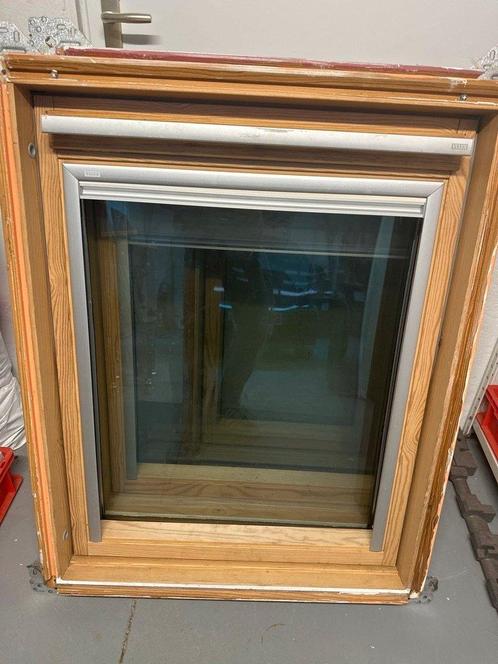 velux 78x98 (posé 6 mois) + raccord + store + option pose, Doe-het-zelf en Bouw, Deuren en Vliegenramen, Zo goed als nieuw, Hout