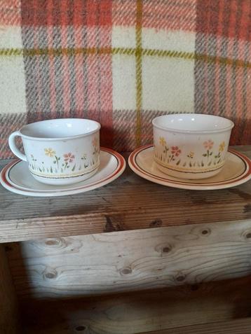 Retro melkkannetjes,  tassen en ondertassen. beschikbaar voor biedingen