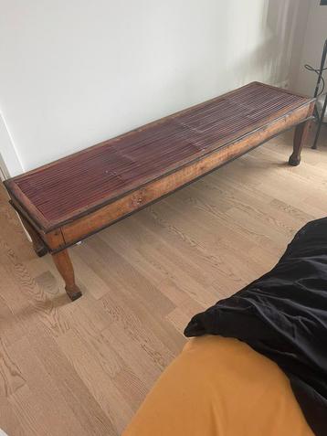 Exotische houten bank in Aziatische stijl beschikbaar voor biedingen