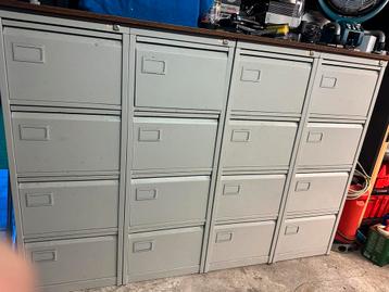 Yzeren kasten beschikbaar voor biedingen