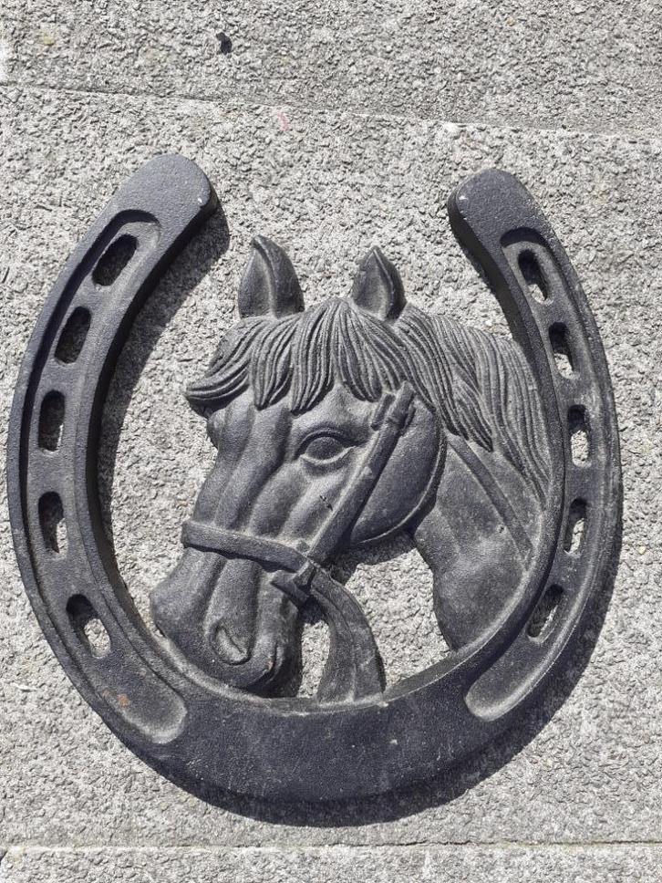 PRACHTIG HOEFIJZER IN GEPATINEERD GIETIJZER OM OP TE HANGEN, Tuin en Terras, Tuinwanddecoratie, Nieuw, Ophalen of Verzenden