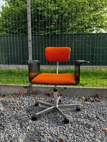 Fritz hansen kevi chair beschikbaar voor biedingen