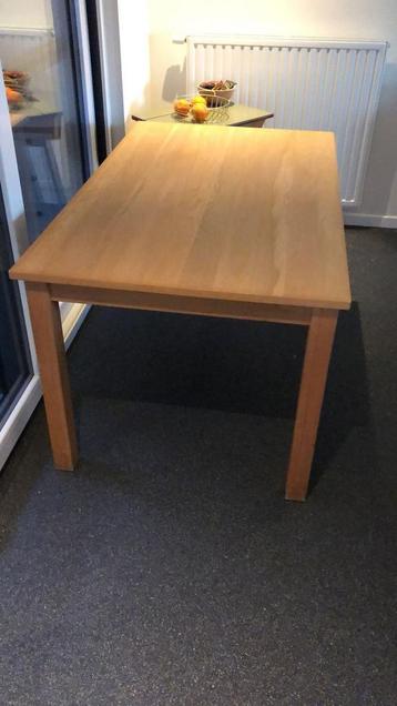 Houten tafel  beschikbaar voor biedingen