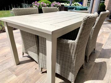 Set: stevige houten tuintafel met 4 stoelen beschikbaar voor biedingen