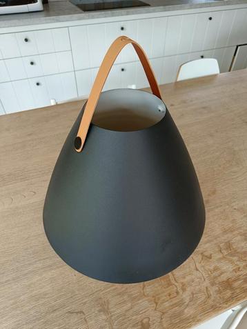 Zwarte metalen lampenkap met lederen strip beschikbaar voor biedingen