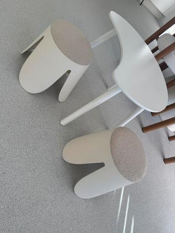 Kindertafel en twee krukken beschikbaar voor biedingen