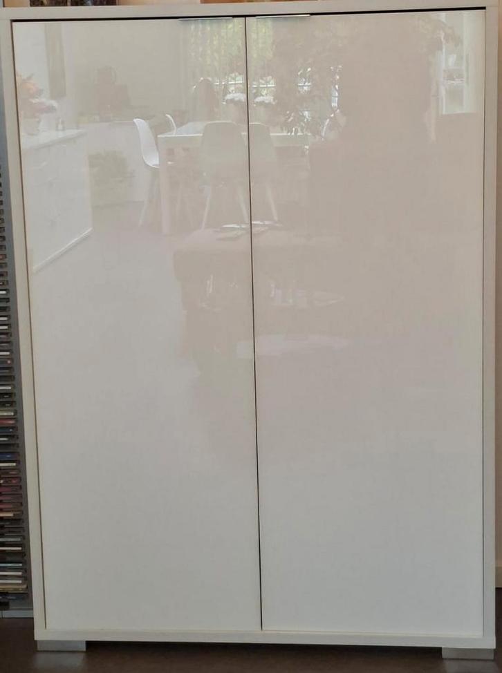 witte vitrinekast in goede staat, Huis en Inrichting, Kasten | Roldeurkasten en Archiefkasten, Zo goed als nieuw, Glas, Ophalen