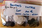 Lot de 170 boutons neufs années 1950-60 (corne, nacre,...), Ophalen