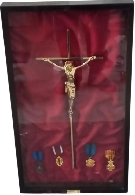 displaykast met kruisbeeld en medailles., Antiek en Kunst, Antiek | Religieuze voorwerpen, Ophalen