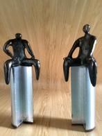 BRONZEN ZITTENDE FIGUURTJES OP METALEN SOKKELTJE., Antiek en Kunst, Ophalen, Brons