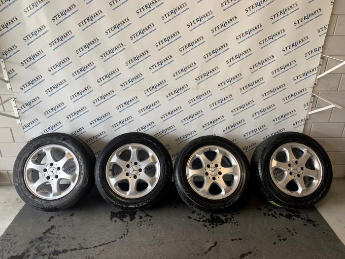 Velgen set + banden van een Mercedes E-Klasse, Auto-onderdelen, Banden en Velgen, Personenwagen, Gebruikt, 3 maanden garantie