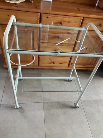 Vintage medisch tafeltje op wieltjes beschikbaar voor biedingen