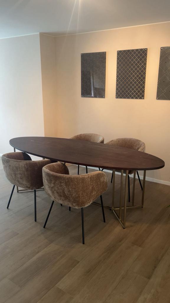 Ovale eettafel met 4 nieuwe stoelen, Huis en Inrichting, Tafels | Eettafels, Zo goed als nieuw, Ophalen