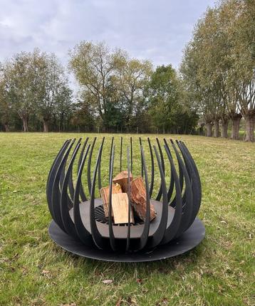 Vuurkorf en schaal beschikbaar voor biedingen