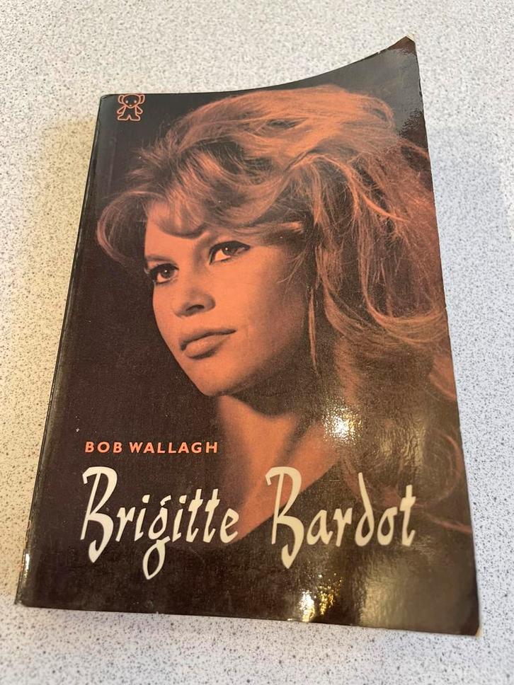 Brigitte Bardot (biografie)pocket boek, Verzamelen, Film en Tv, Gebruikt, Tv, Ophalen of Verzenden