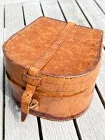 Boîte en cuir ancienne, Enlèvement