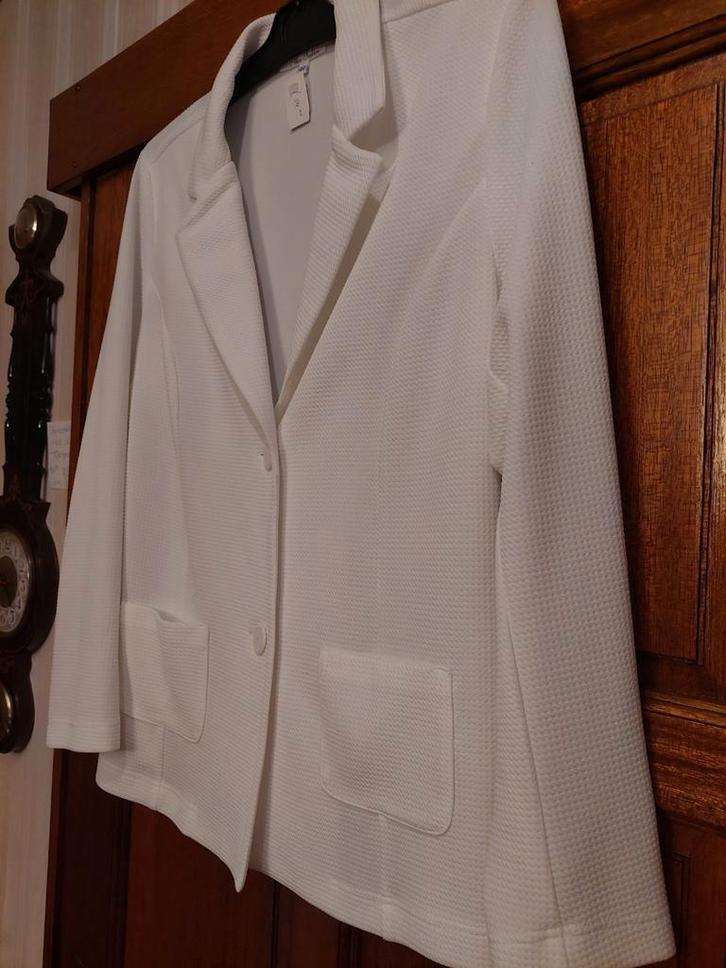 Witte nieuwe damesvest maat 44, Kleding | Dames, Jasjes, Kostuums en Pakken, Nieuw, Jasje, Maat 42/44 (L), Ophalen of Verzenden