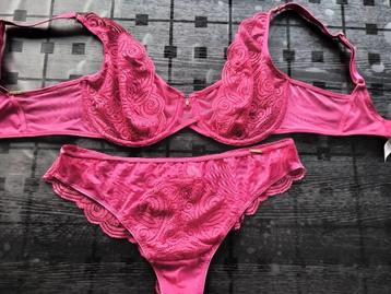 Bh en slip Chantelle EUR 80C/FR 95 C, Kleding | Dames, Ophalen, BH