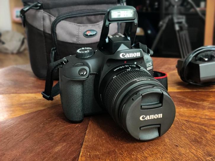 Canon EOS 4000D + Canon EF-S 18-55 III + cameratas Lowepro, Audio, Tv en Foto, Fotocamera's Digitaal, Zo goed als nieuw, Spiegelreflex