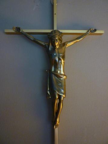 Grand crucifix en laiton en très bon état.