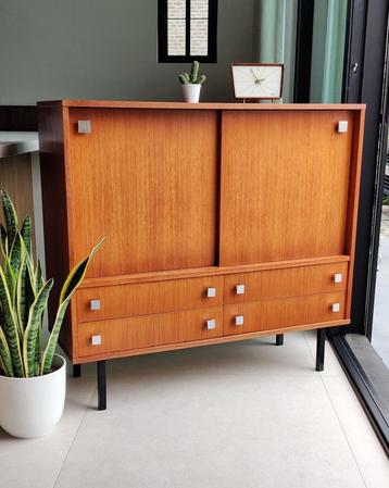 Prachtige vintage teakhouten barkast beschikbaar voor biedingen